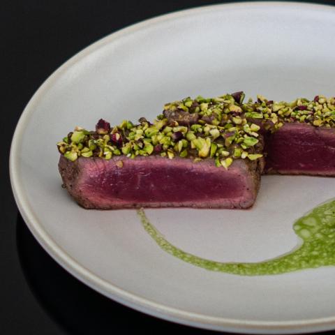 black ginger catering φιλέτο μοσχαριού με φυστίκι Αιγίνης λεπτομέρεια