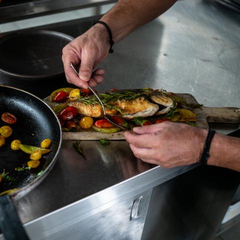 black ginger catering πιάτα τσιπούρα γαρνίρισμα