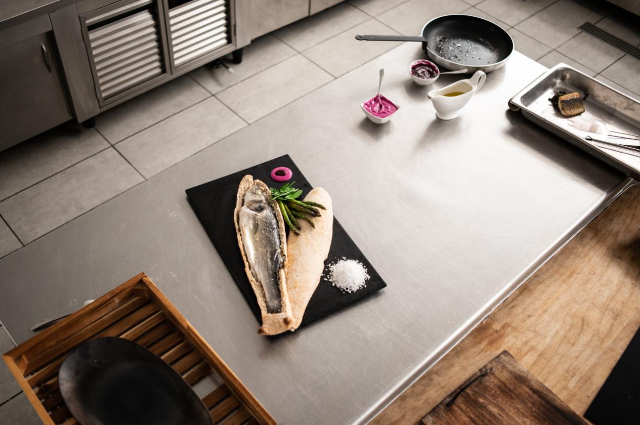 Σκηνή από την κουζίνα μας με θέμα το λαυράκι ψητό σε κρούστα αλατιού