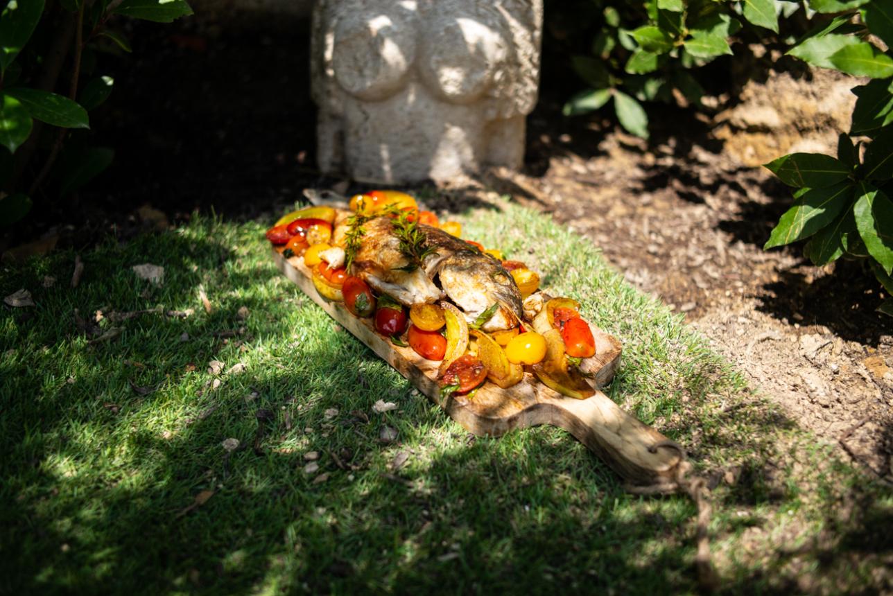 Ψητή τσιπούρα με πολύχρωμα ντοματίνια