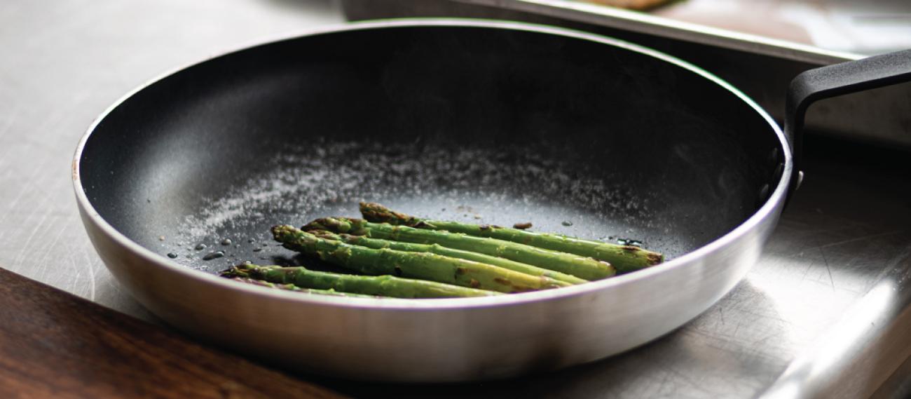 Black Ginger Catering σπαράγγια σωτέ στο τηγάνι