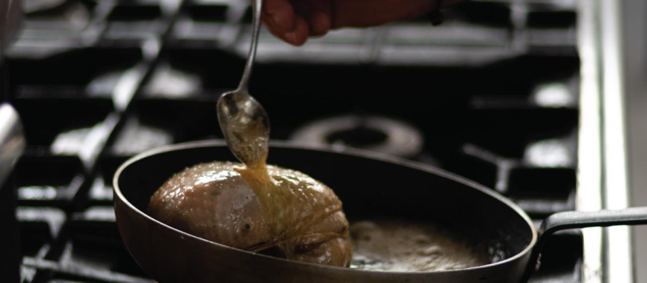 Black Ginger Catering ψητό κοτόπουλο γλασαρισμένο με βούτυρο στο τηγάνι