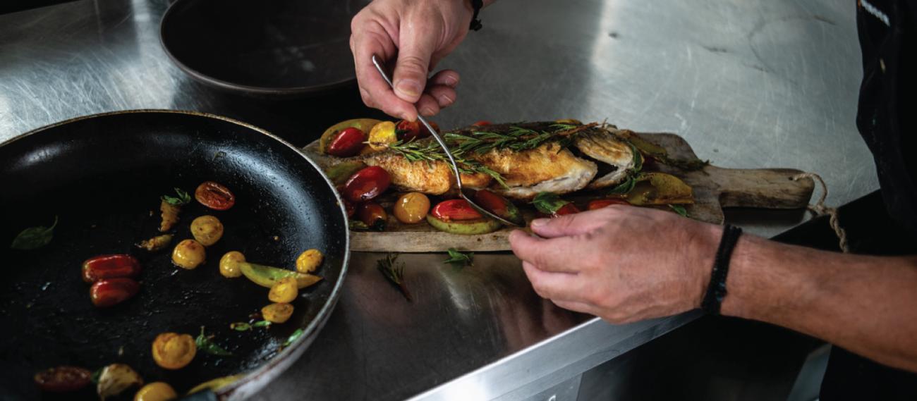 Black Ginger Catering στήσιμο πλατώ με τσιπούρα και ψητά λαχανικά 