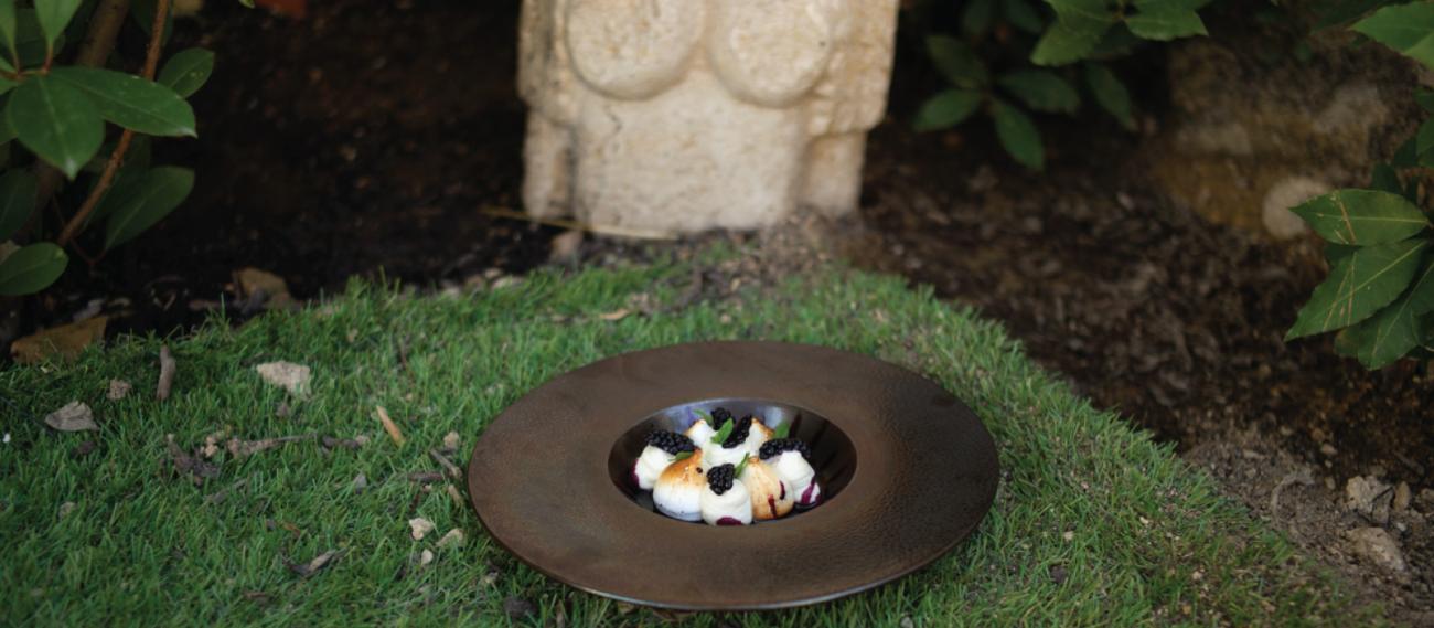 Black Ginger Catering επιδόρπιο με meringues framboises και coulis κόκκινων φρούτων